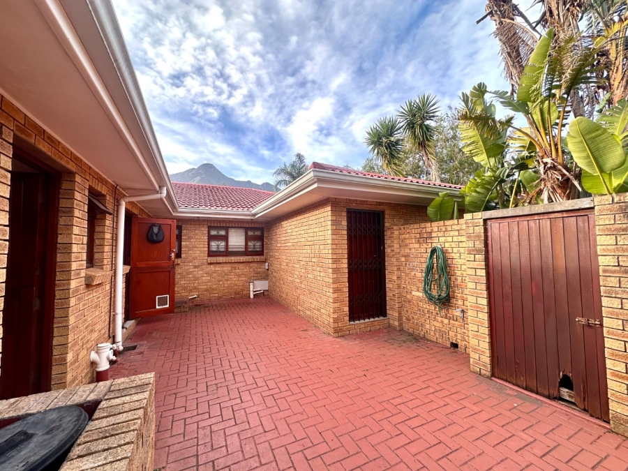 4 Bedroom Property for Sale in Glen Barrie Western Cape